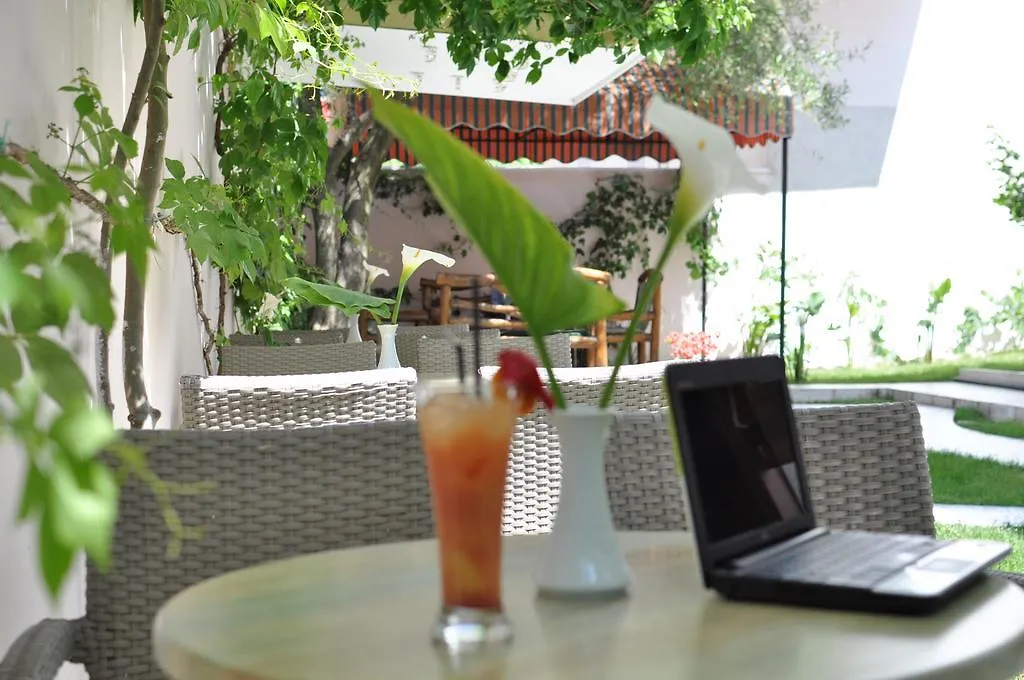 טיראנה Theranda Boutique Hotel 3*,  אלבניה