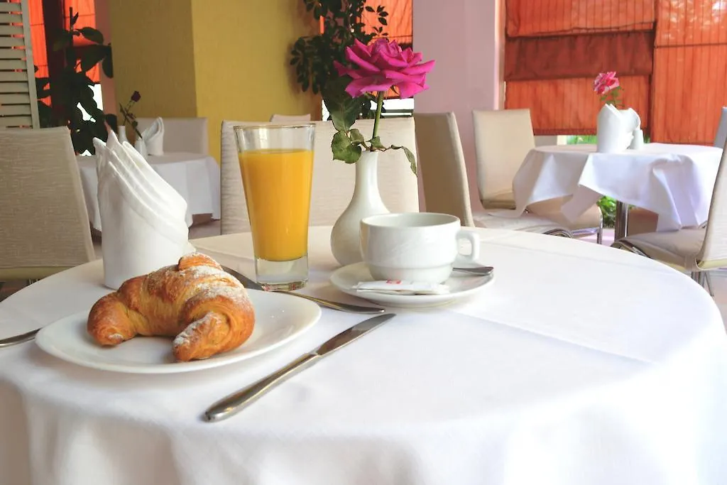 טיראנה Theranda Boutique Hotel אלבניה