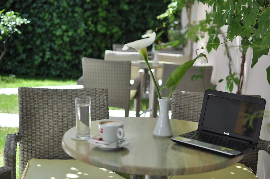 טיראנה Theranda Boutique Hotel